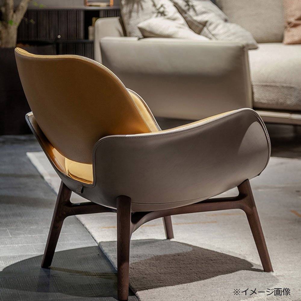 PoltronaFrau(ポルトローナ・フラウ)アームチェア「Martha マルタ」布ライトグレー#Damie/革コルダ#Corda 脚アッシュ材 モカ色