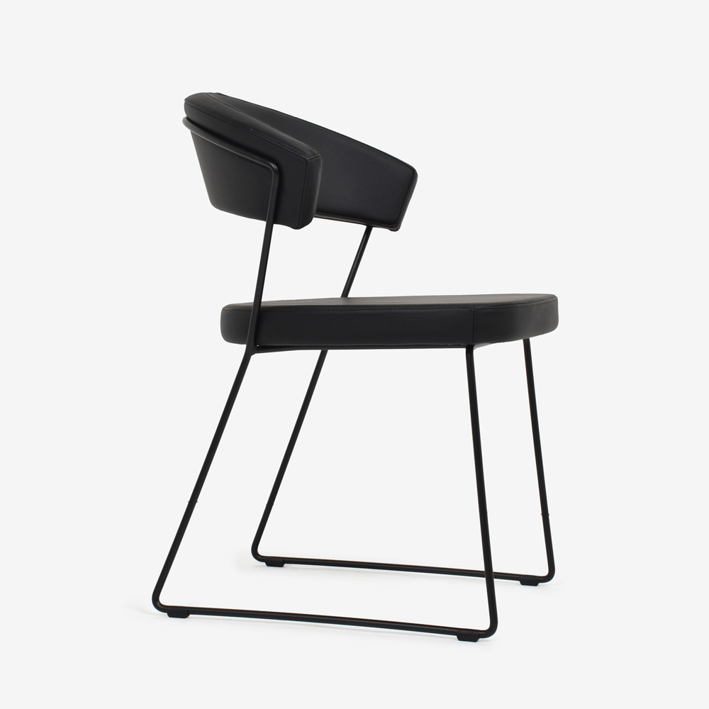 Calligaris(カリガリス)ダイニングチェア「New York CB1022」革ブラック/脚部マットブラック
