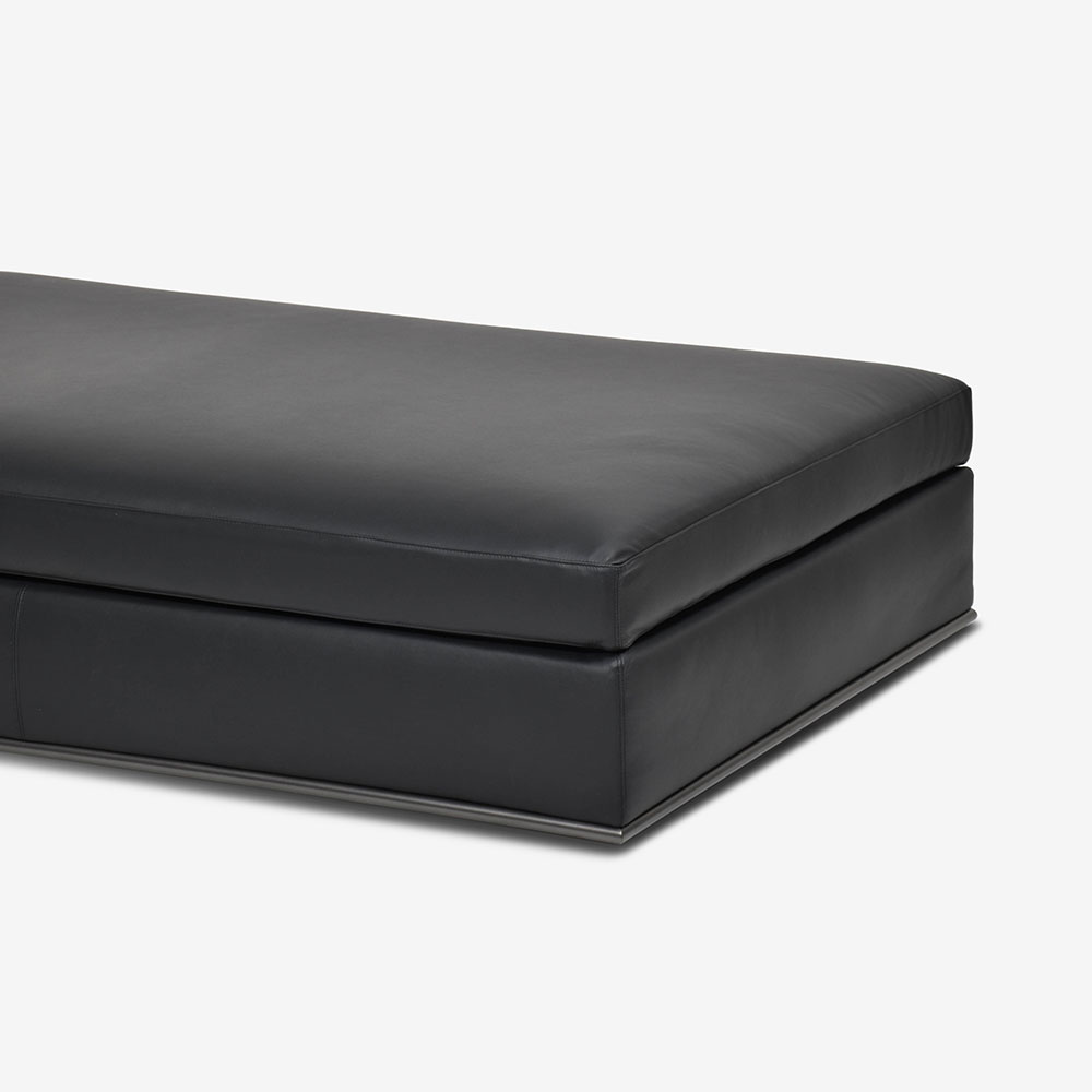erba（エルバイタリア）オットマン「ビアモンテナポレオーネ」 革ブラック ARREDO300【お手入れキットの特典付き】