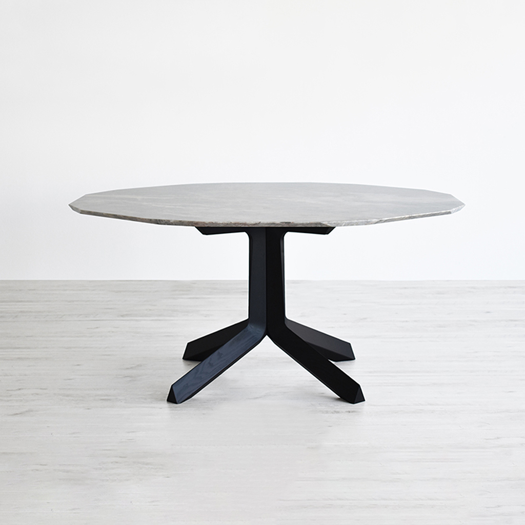 PoltronaFrau（ポルトローナ・フラウ）ダイニングテーブル 「オセロ」八角形 大理石フィオールディペスコ 脚アッシュ材ダークブラウン色