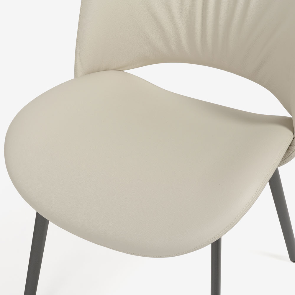 PoltronaFrau(ポルトローナ・フラウ)ダイニングチェア「ナイス」革スタッコ色 #SC05 Stucco