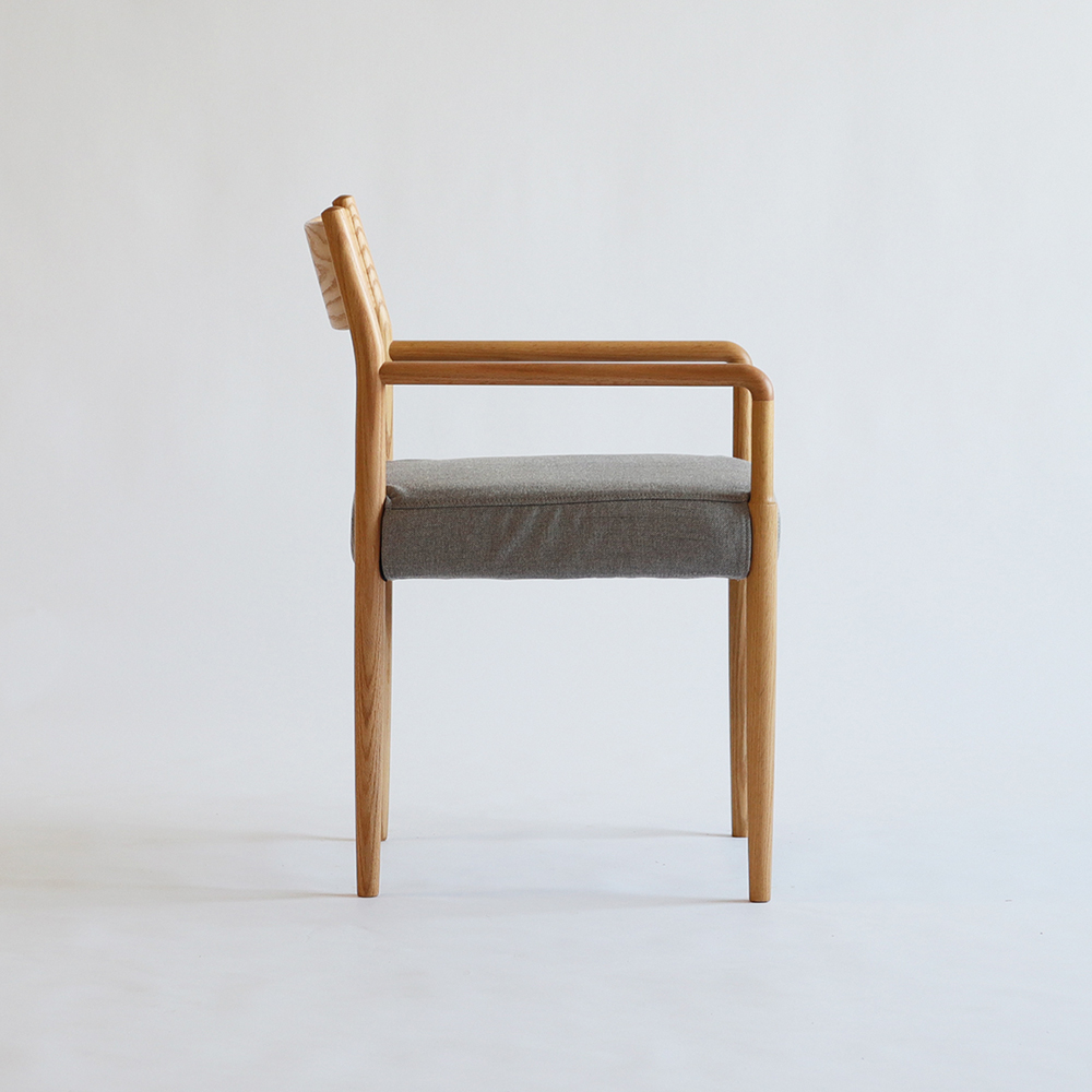 IKASAS(イカサ)ダイニングチェア(肘付き)「SUIPPO-スイッポ-ARM CHAIR」オーク材 カバー全2色