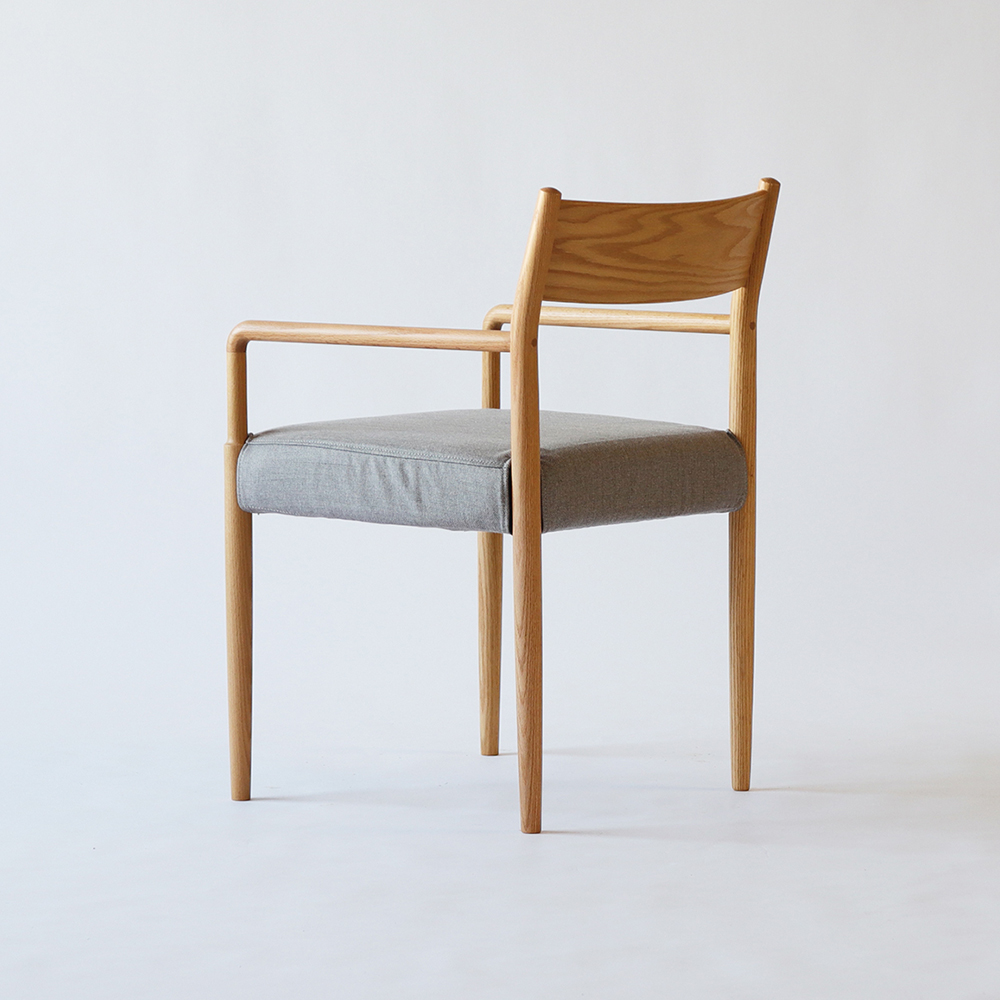 IKASAS(イカサ)ダイニングチェア(肘付き)「SUIPPO-スイッポ-ARM CHAIR」オーク材 カバー全2色