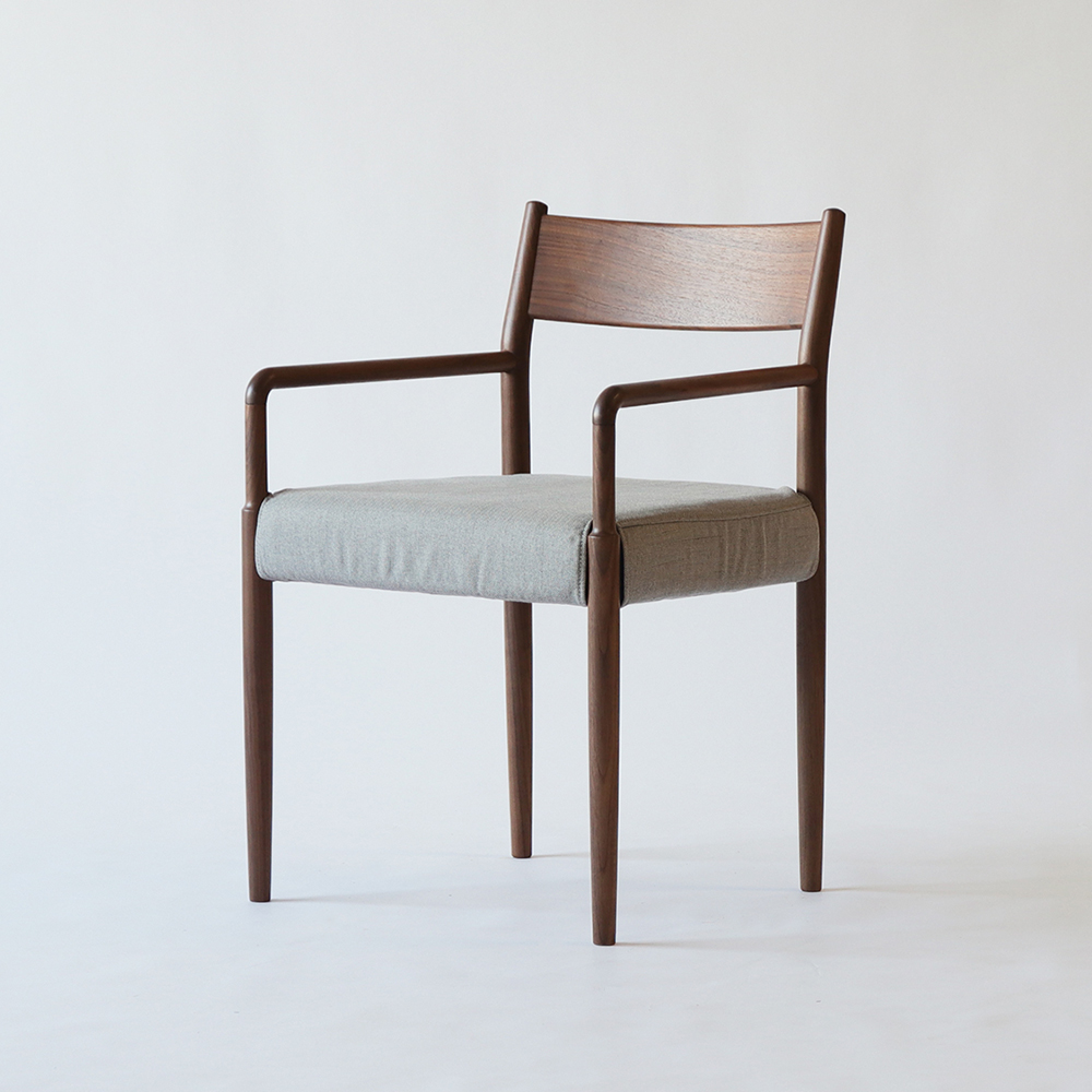 IKASAS(イカサ)ダイニングチェア(肘付き)「SUIPPO-スイッポ-ARM CHAIR」ウォールナット材 カバー全2色
