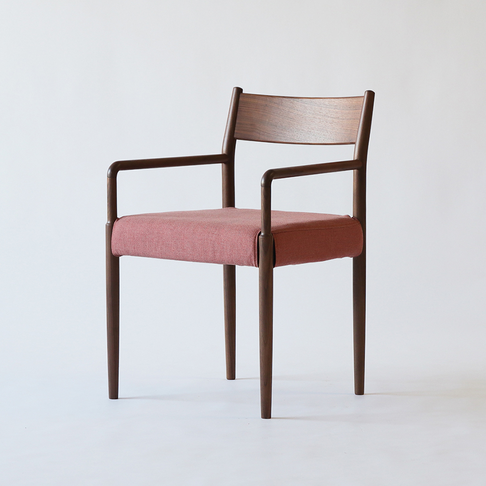IKASAS(イカサ)ダイニングチェア(肘付き)「SUIPPO-スイッポ-ARM CHAIR」ウォールナット材 カバー全2色