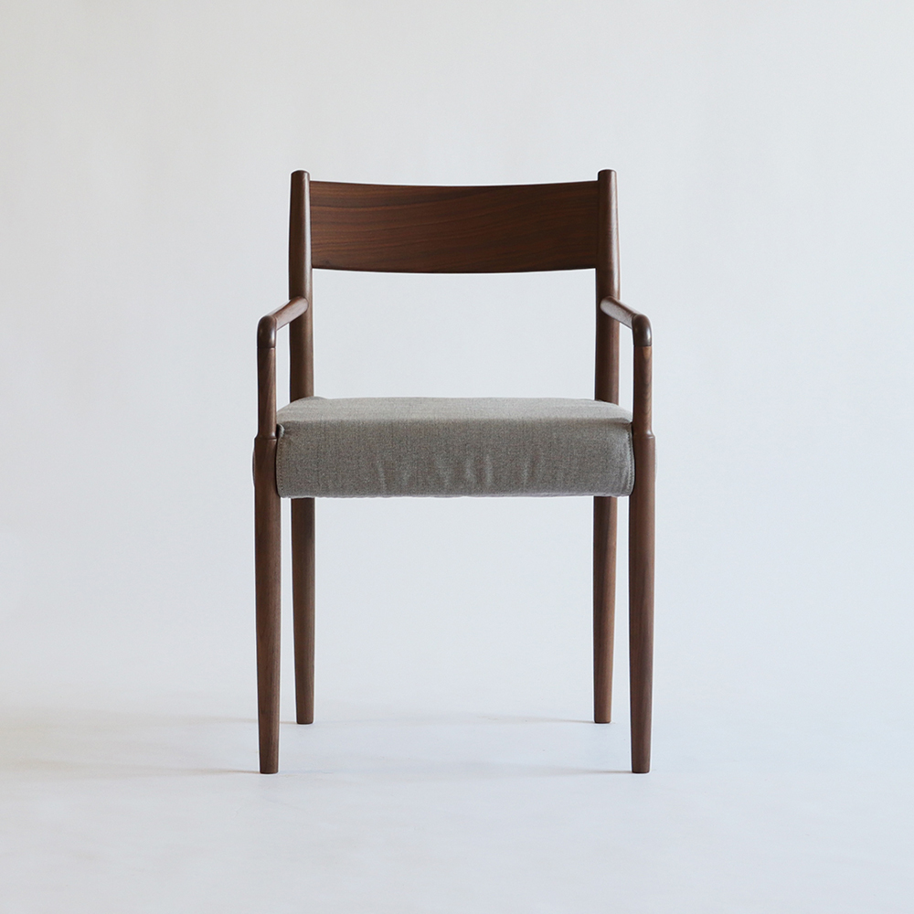 IKASAS(イカサ)ダイニングチェア(肘付き)「SUIPPO-スイッポ-ARM CHAIR」ウォールナット材 カバー全2色