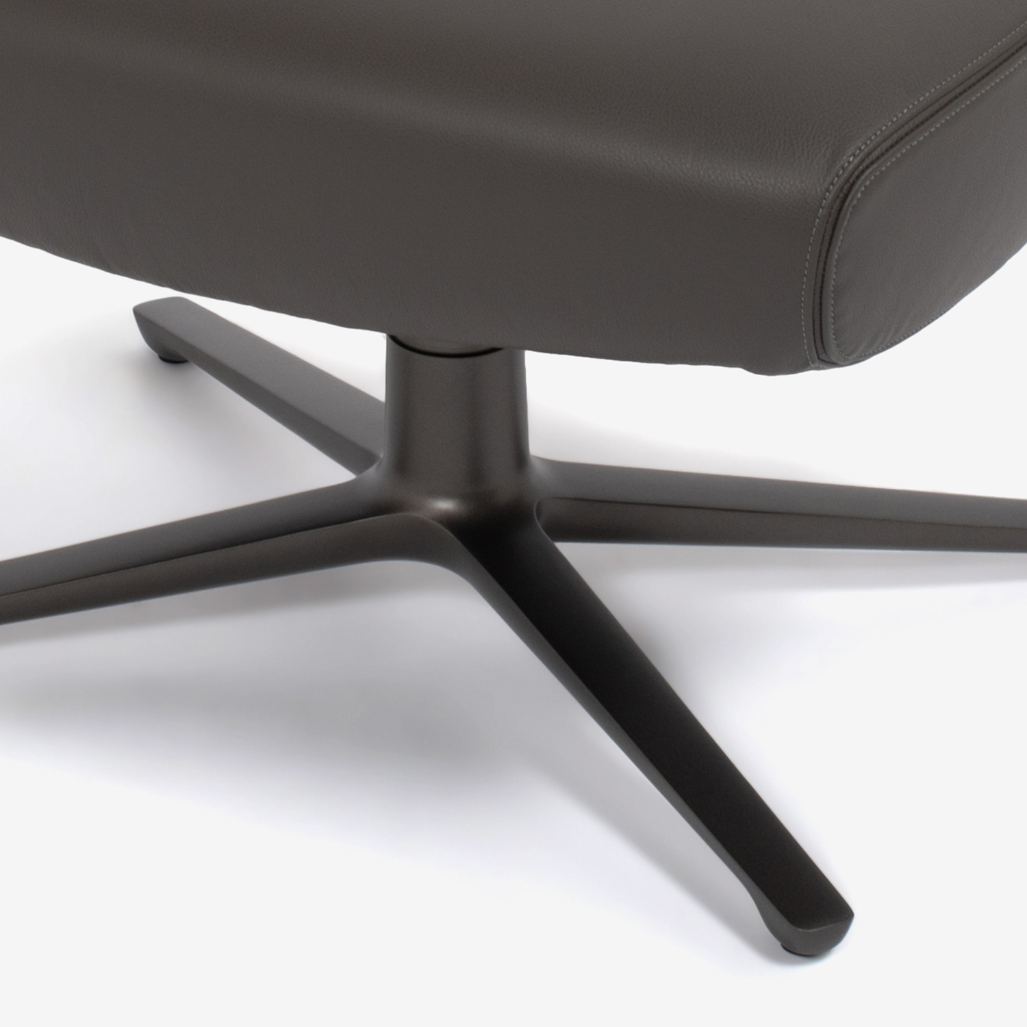 PoltronaFrau(ポルトローナ・フラウ)オットマン「ジェイラウンジ」革セピア色