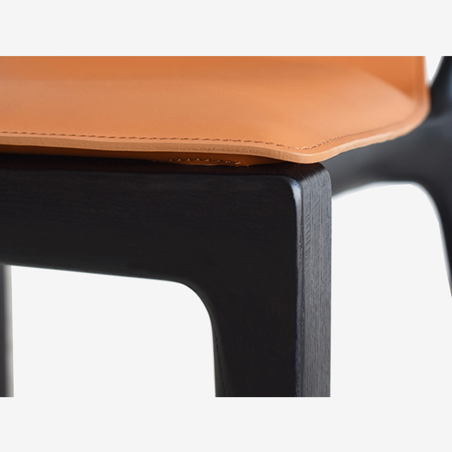 PoltronaFrau(ポルトローナ・フラウ)ダイニングチェア「イサドラ」革キャメル色 木部ダークブラウン色