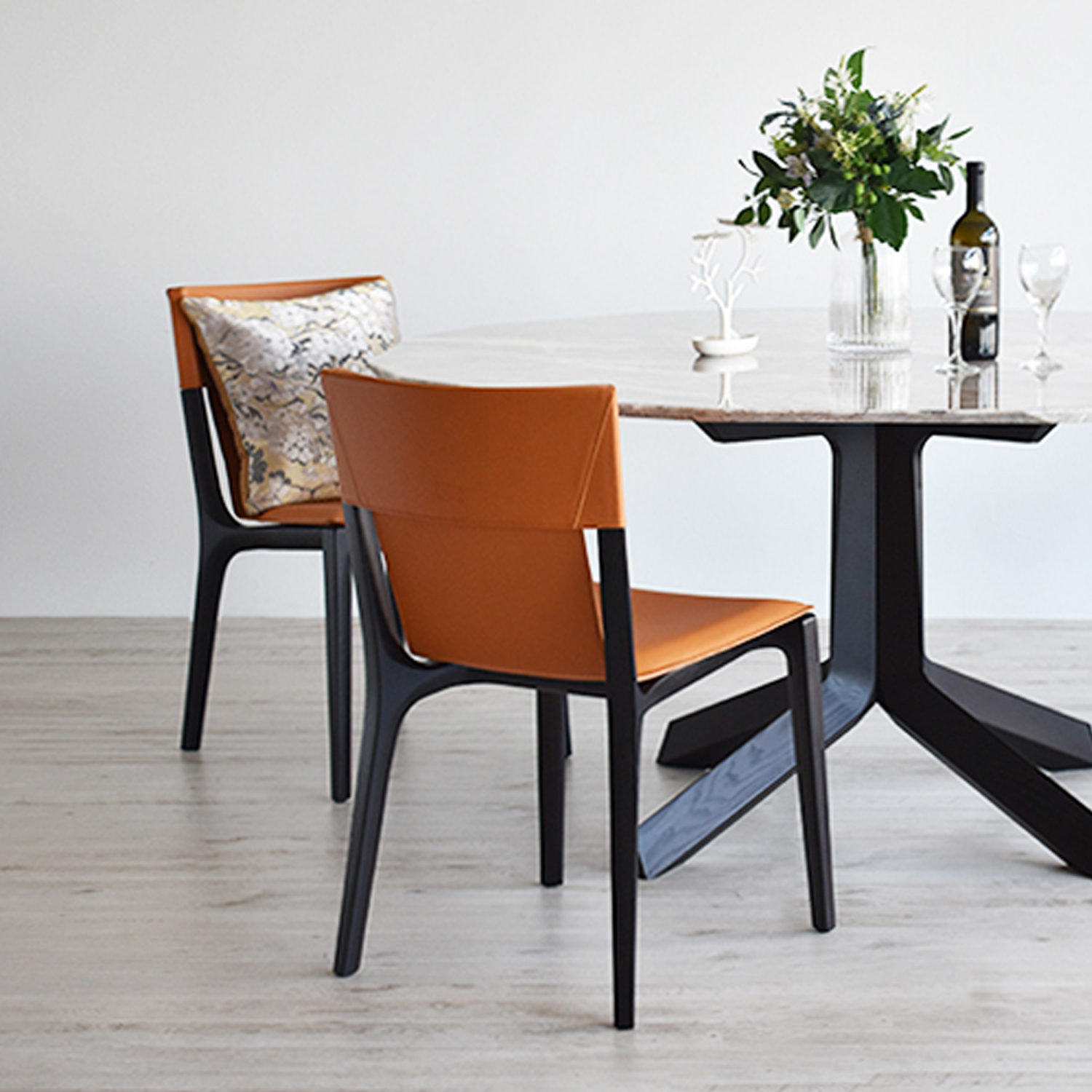 PoltronaFrau(ポルトローナ・フラウ)ダイニングチェア「イサドラ」革キャメル色 木部ダークブラウン色