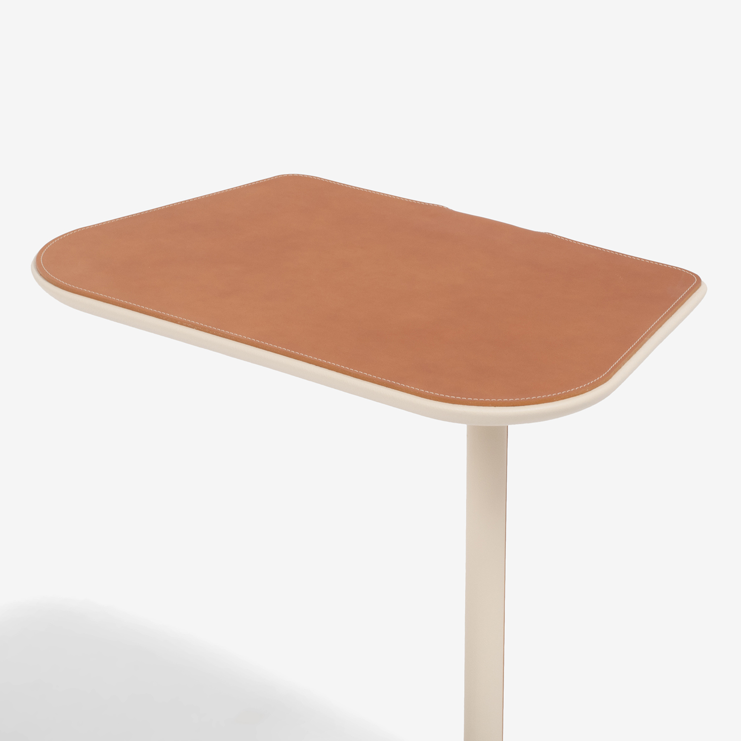 PoltronaFrau(ポルトローナ・フラウ)サイドテーブル「アサヤ」革 キャメル色