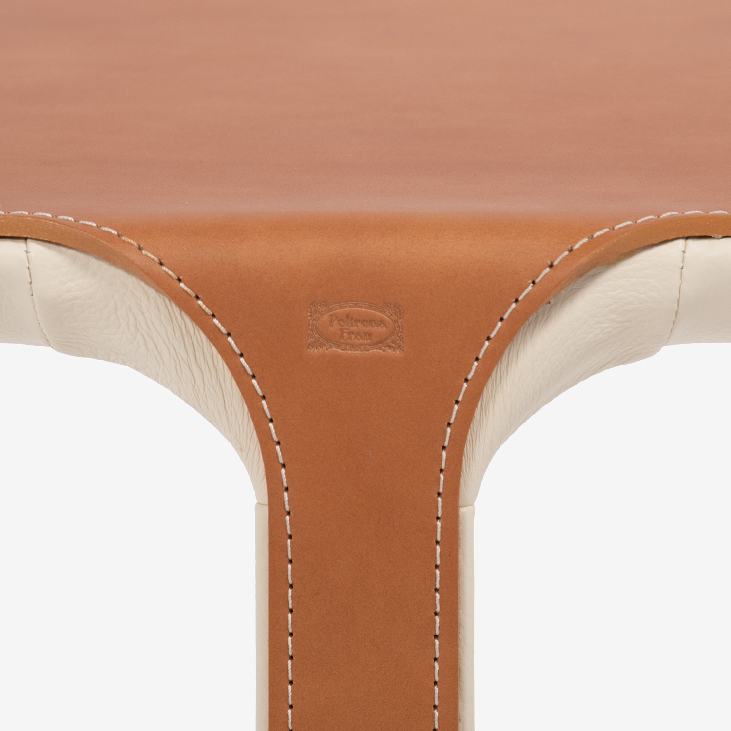 PoltronaFrau(ポルトローナ・フラウ)サイドテーブル「アサヤ」革 キャメル色