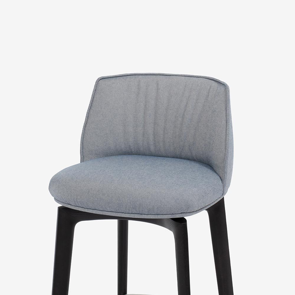 PoltronaFrau(ポルトローナ・フラウ)カウンターチェア「アーチボルド スツール」布グレー色 #Kvadrat Field 2 col.723