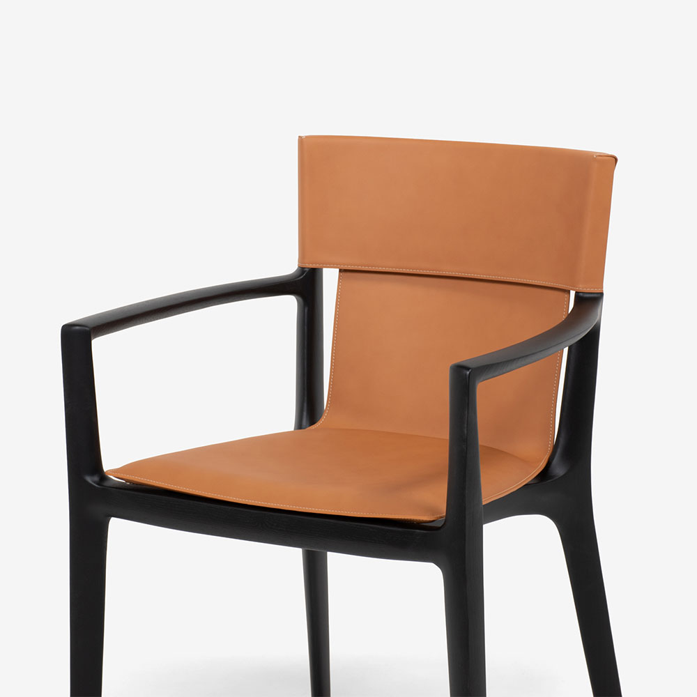PoltronaFrau（ポルトローナ・フラウ） ダイニングチェア（アーム付）「イサドラ」  革キャメル色 木部ダークブラウン色