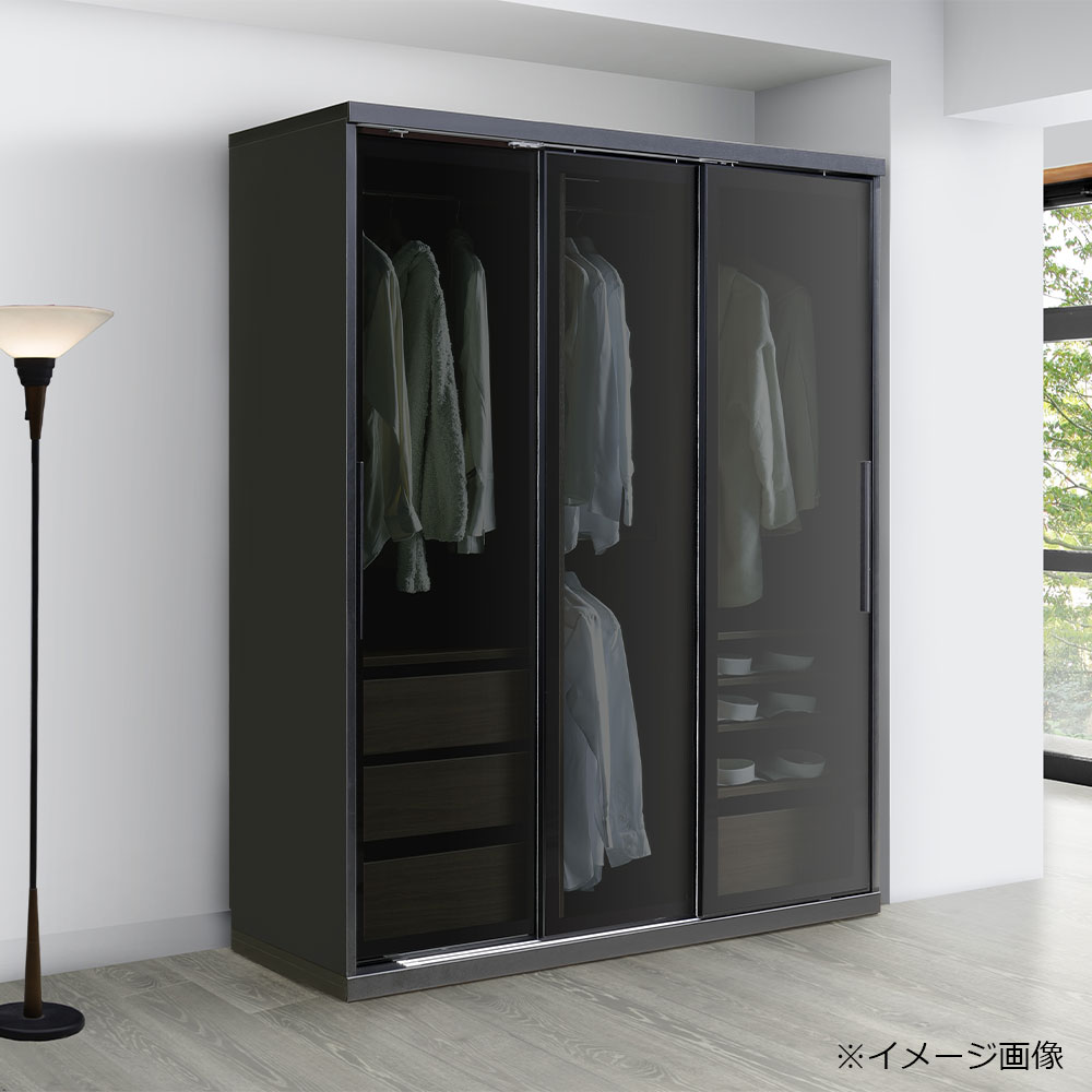【斜め横からみた画像】ワードローブ「RENNELL レンネル」ブラック の使用イメージ 左・中央2段・右のハンガーパイプにYシャツが掛けてある。右下棚にはYシャツが6枚畳んで置いてある