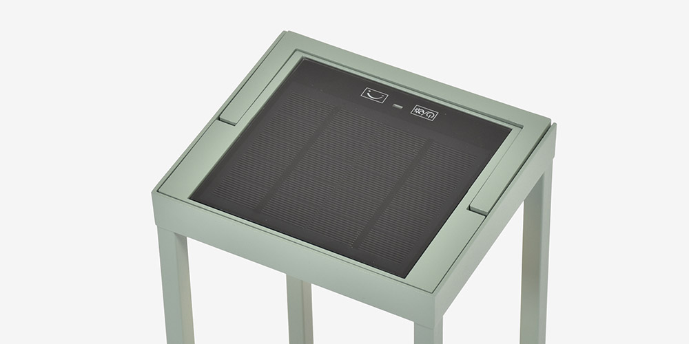 ポータブルLEDスタンド「Home Solar」SGトップ部分のソーラーパネルとタッチ式スイッチ