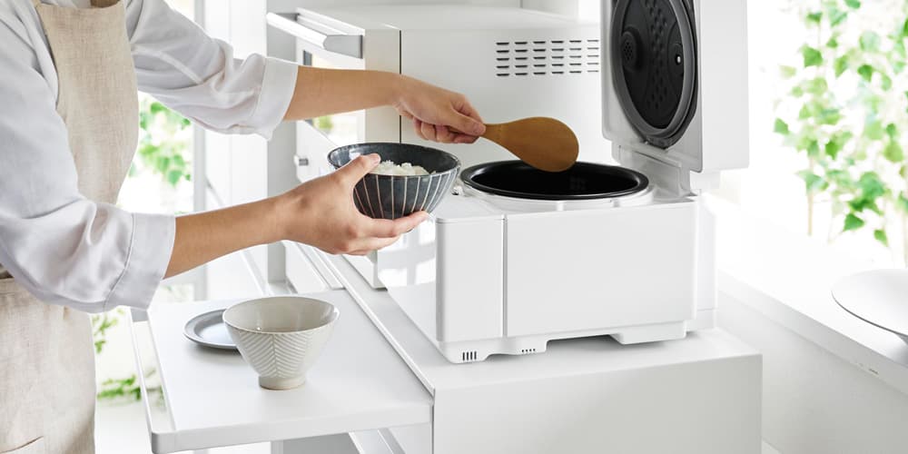 お料理の一時置きや調理スペースに必要な時だけ引き出せるスライドテーブル。