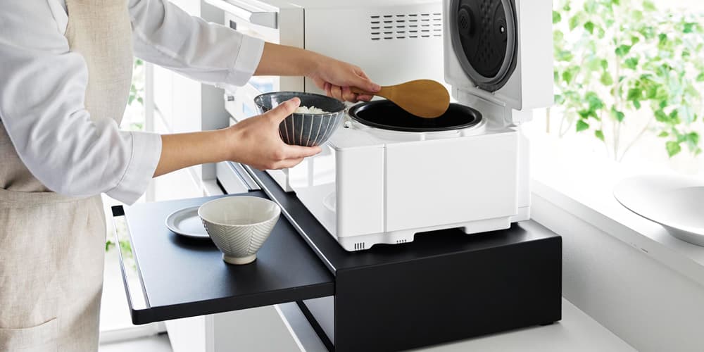 お料理の一時置きや調理スペースに必要な時だけ引き出せるスライドテーブル。