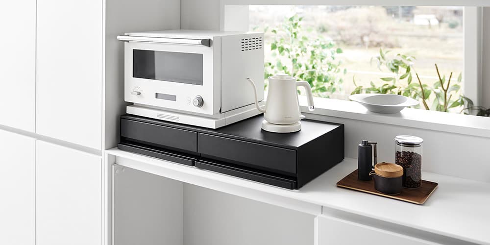 引出しとスライドテーブルが付いたワイドサイズの家電下ラック