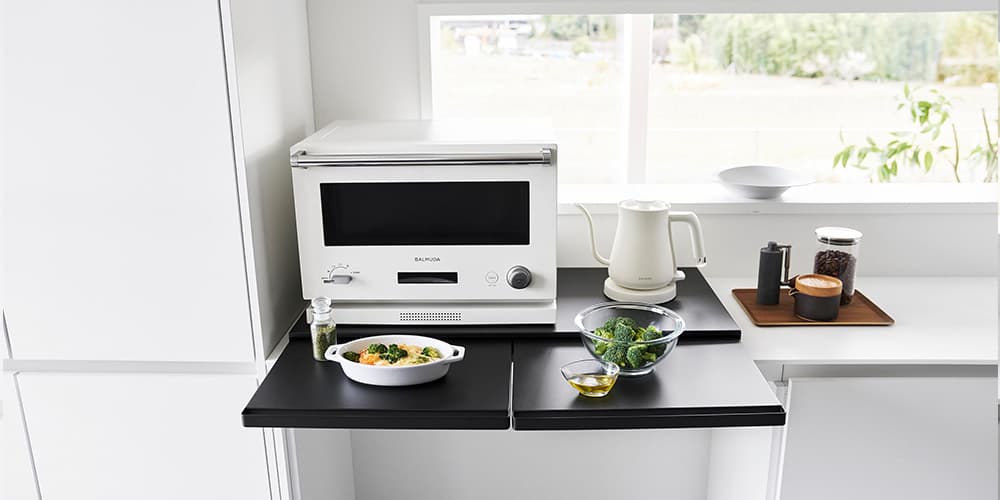 80cmのワイドサイズで広々使え電子レンジと炊飯器を並べて置けます。