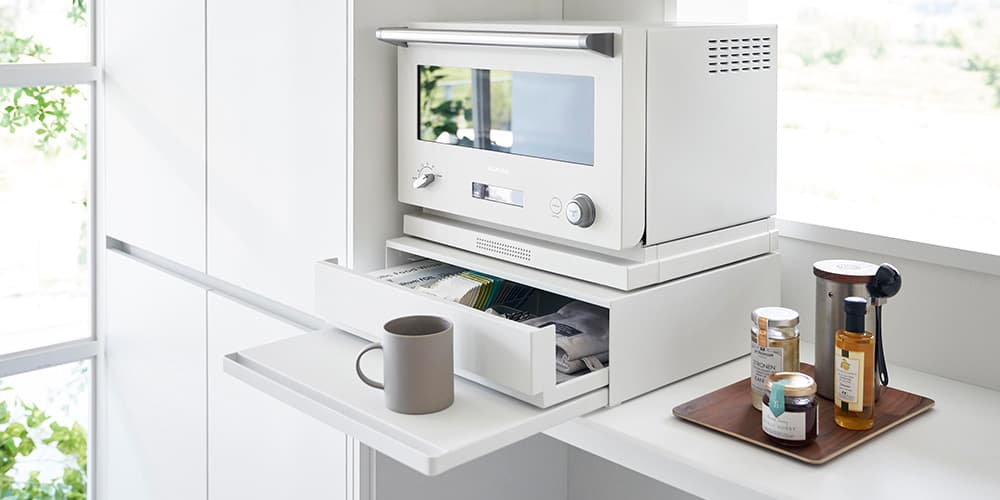80cmのワイドサイズで広々使え電子レンジと炊飯器を並べて置けます。