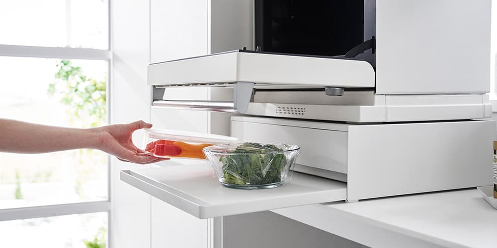 80cmのワイドサイズで広々使え電子レンジと炊飯器を並べて置けます。