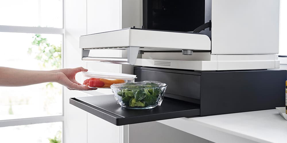 80cmのワイドサイズで広々使え電子レンジと炊飯器を並べて置けます。