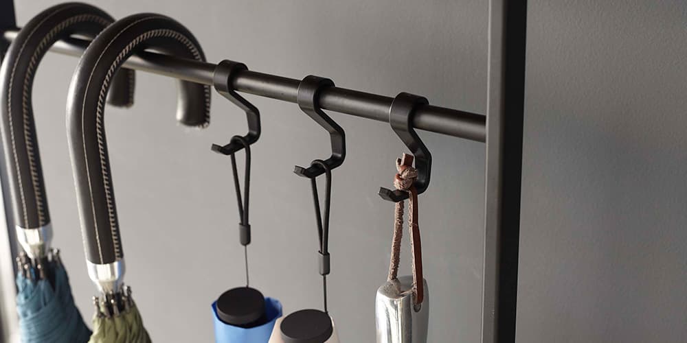 付属のフックは3個付き。折り畳み傘や靴ベラなどもまとめて収納