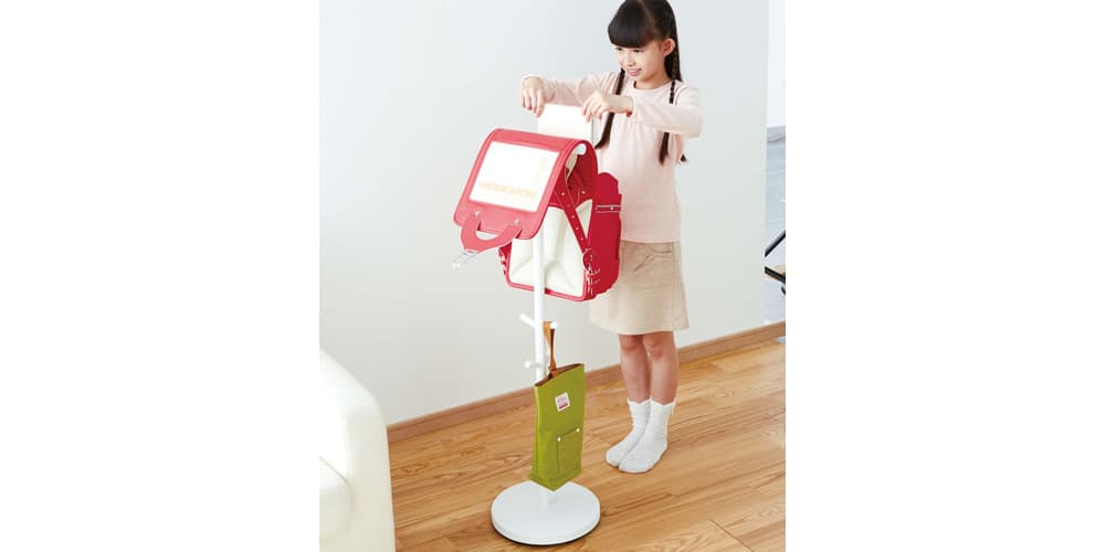 掛けたまま出し入れできて準備がスムーズに。低学年のお子さまも自分で支度をする習慣が身に付けられます。