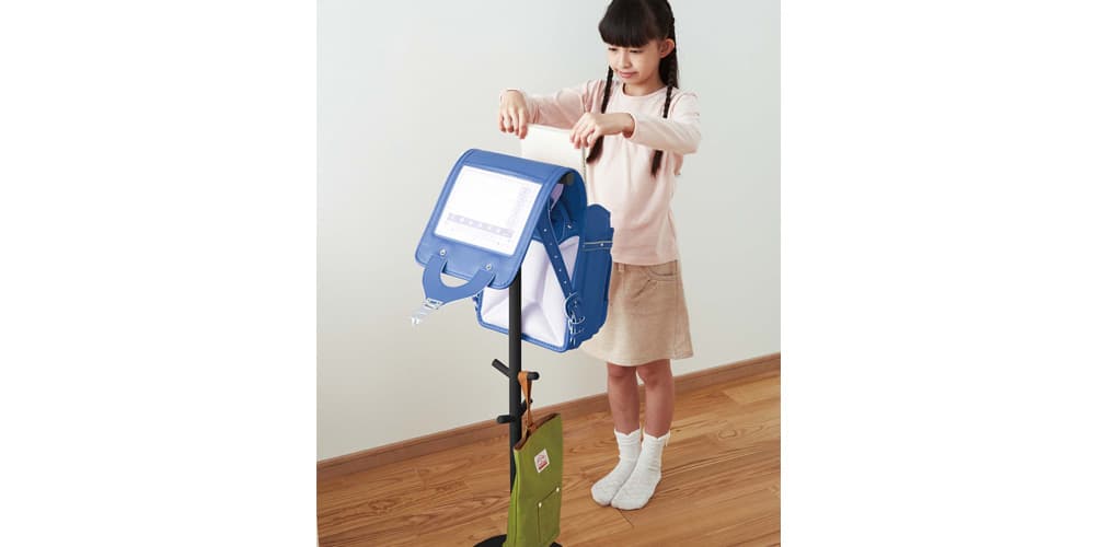 掛けたまま出し入れできて準備がスムーズに。低学年のお子さまも自分で支度をする習慣が身に付けられます。