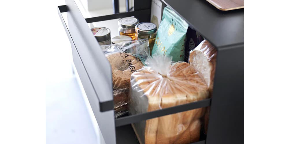 上段引出しはパンや食品の保管に便利な深さです