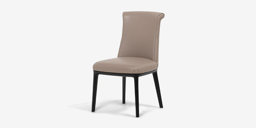 PoltronaFrau(ポルトローナ・フラウ)ダイニングチェア「ディーバ」革ベージュ色 木部ダークブラウン色 斜め前から見た画像