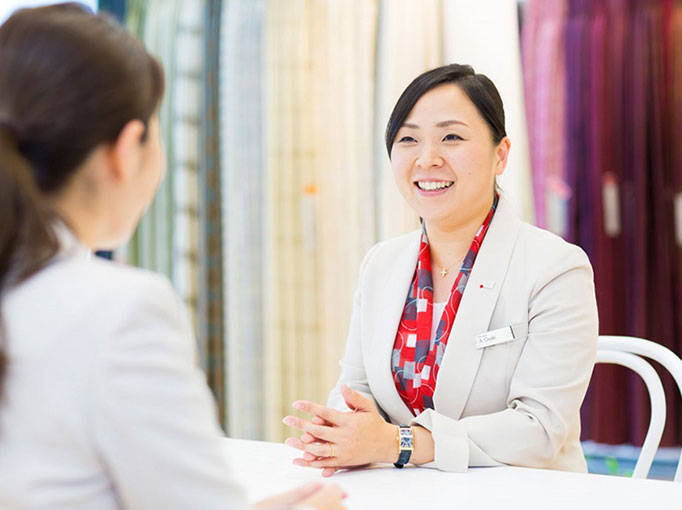 女性スタッフがお客様と話している画像